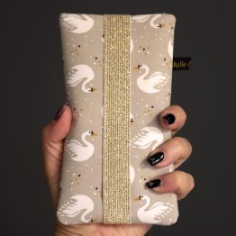 Housse iPhone 14 pro Samsung S22+ tous téléphone smartphone pochette étui tissu cygnes blanc beige taupe graphique élastique doré handmade original - Julie & COo