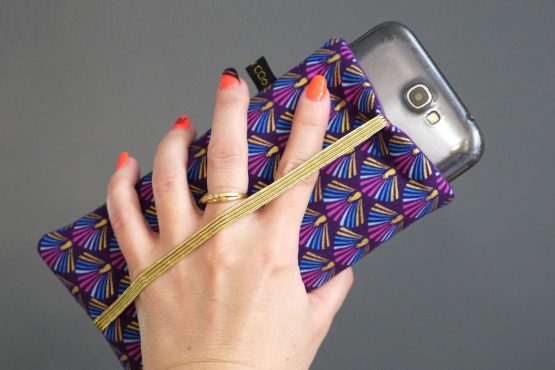 Housse de téléphone portable tissu paon japonais éventail doré violet or fermeture élastique parme étui iPhone Samsung Huawei pochette handmade cadeau original - Julie & COo