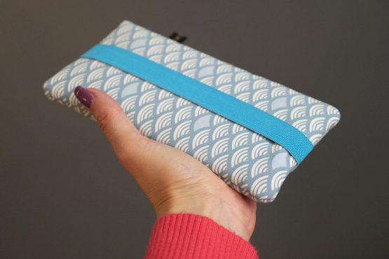 Housse iPhone tissu japonais écailles bleu ciel pochette protection téléphone portable samsung huawei fait main original cadeau chaussette élastique - Julie & COo