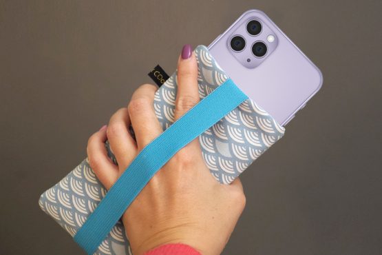 Housse iPhone tissu japonais écailles bleu ciel pochette protection téléphone portable samsung huawei fait main original cadeau chaussette élastique - Julie & COo
