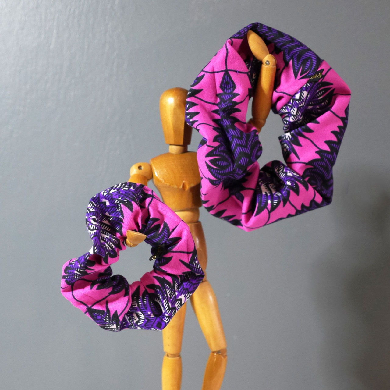 Chouchou élastique tissu wax violet et rose fuchsia cousu à la main taille femme adulte ou enfant petite fille accessoire mode cheveux coiffure original - Julie & COo