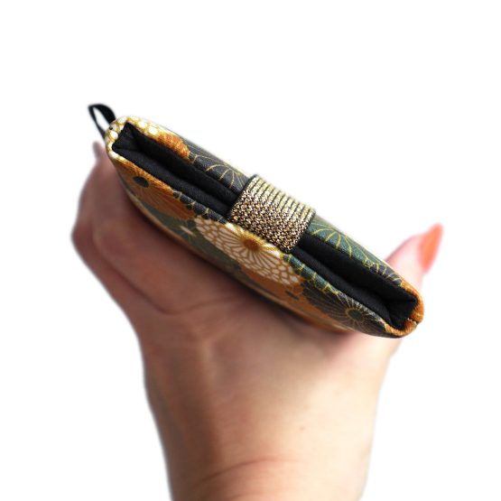 Housse téléphone chaussette tissu enduit imperméable Hiro éventails fleurs graphique japonais bronze vert noir élastique doré pochette portable résistant à l'eau iPhone Samsung fait main handmade - Julie & COo