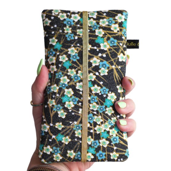 Housse téléphone portable tissu fleurs de cerisier bleu émeraude doré élastique or japonais fleuri étui iphone samsung pochette handmade cousu main en France - Julie & COo