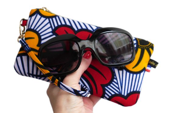 Trousse zippée étui à lunettes avec dragonne tissu wax africain fleurs de mariage rouge et jaune zip noir or gold cadeau femme unique original fait main handmade - Julie & COo