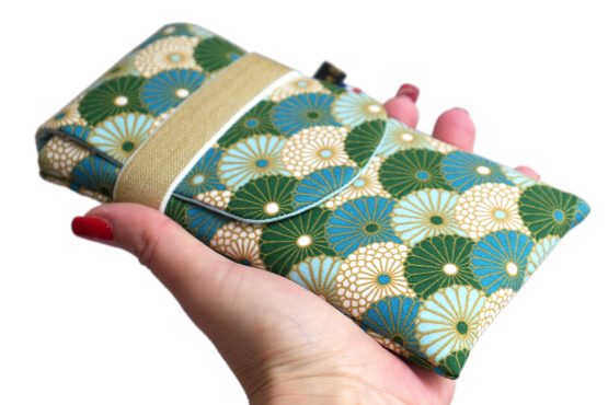 Housse rabat tissu Hiro éventails fleurs graphique japonais bleu vert émeraude or élastique doré pochette portable iPhone Samsung fait main handmade - Julie & COo
