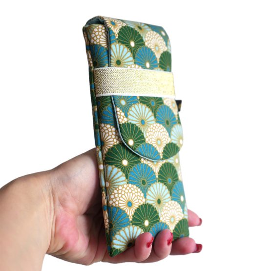 Housse rabat tissu Hiro éventails fleurs graphique japonais bleu vert émeraude or élastique doré pochette portable iPhone Samsung fait main handmade - Julie & COo