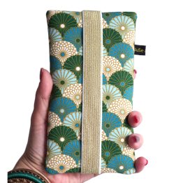 Housse téléphone chaussette tissu Hiro éventails fleurs graphique japonais bleu vert émeraude or élastique doré pochette portable iPhone Samsung fait main handmade - Julie & COo